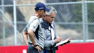 Reinaldo Rueda (der.) realiza apuntes durante una de las pr&aacute;cticas en la Casa de la Selecci&oacute;n, lo acompa&ntilde;a Alexis Mendoza (izq.). FOTO:  JOHN GUEVARA.