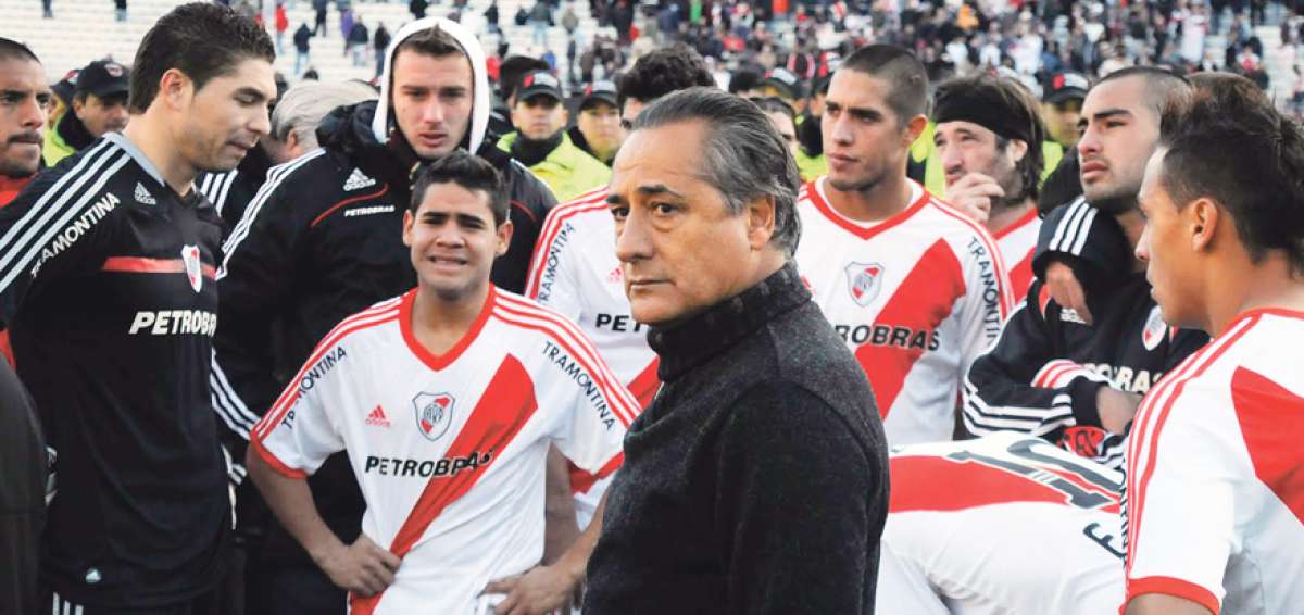 Los jugadores de River lloran tras confirmarse el descenso de la mano del DT Juan Jos&eacute; L&oacute;pez (centro).