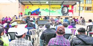 Por m&aacute;s de una hora habitantes y dirigentes definieron las acciones para exigir el cumplimiento de obras. Fernando Sandoval / El Tel&eacute;grafo