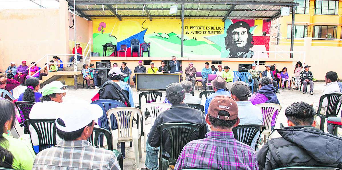 Por m&aacute;s de una hora habitantes y dirigentes definieron las acciones para exigir el cumplimiento de obras. Fernando Sandoval / El Tel&eacute;grafo