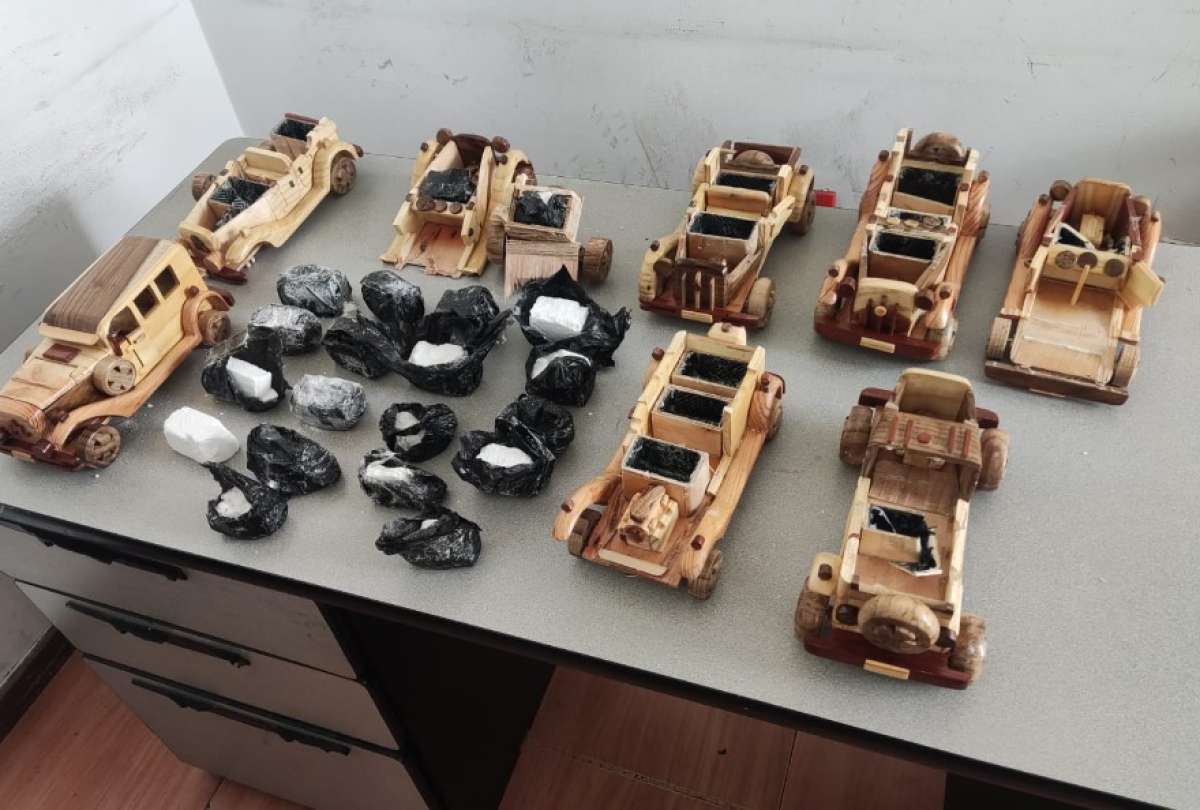 En total, las autoridades incautaron 3.365 gramos de clorhidrato de coca&iacute;na.