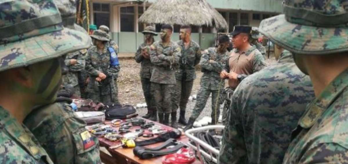 La instrucci&oacute;n en el uso de diversos implementos es parte de la formaci&oacute;n de los militares.
