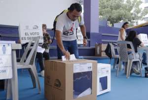 20% de los votantes sufragó hasta las 10:00