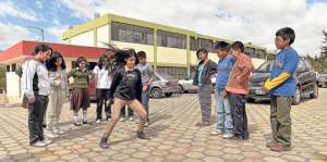 La rayuela, juego en el que el participante salta sobre figuras dibujadas en el suelo, casi ha desaparecido. Foto: Roberto Ch&aacute;vez / El Tel&eacute;grafo