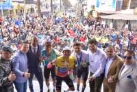 Richard Carapaz junto a los ganadores de la contrarreloj