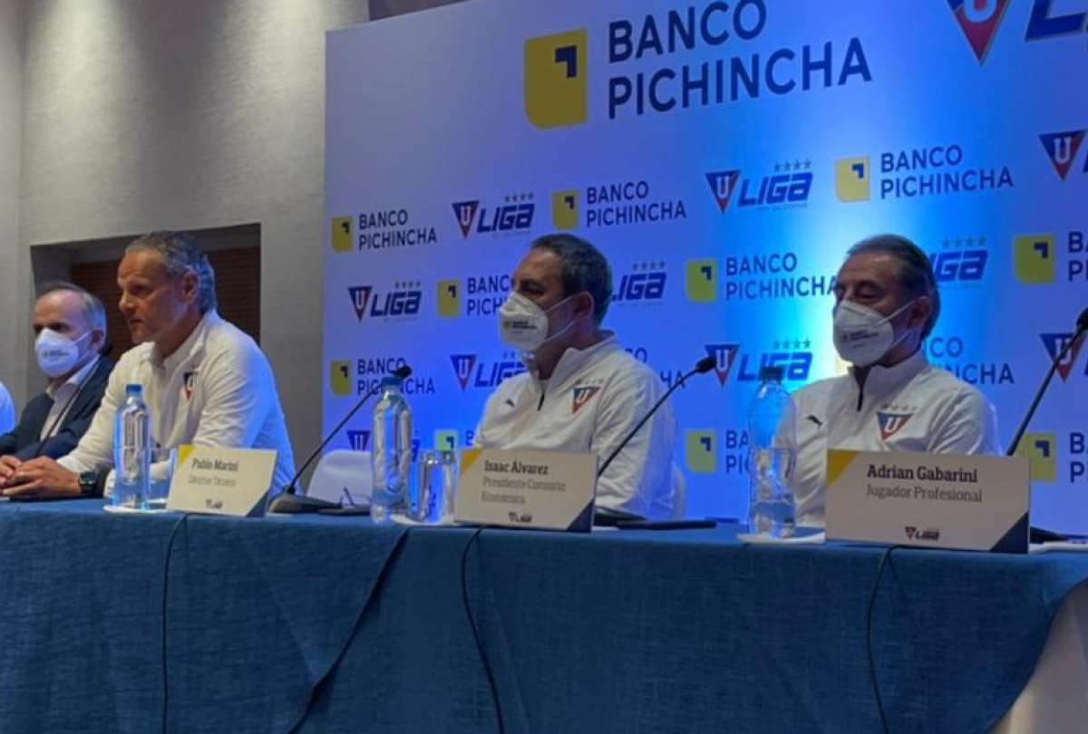 Pablo Marini (centro) fue presentado como nuevo t&eacute;cnico de Liga de Quito