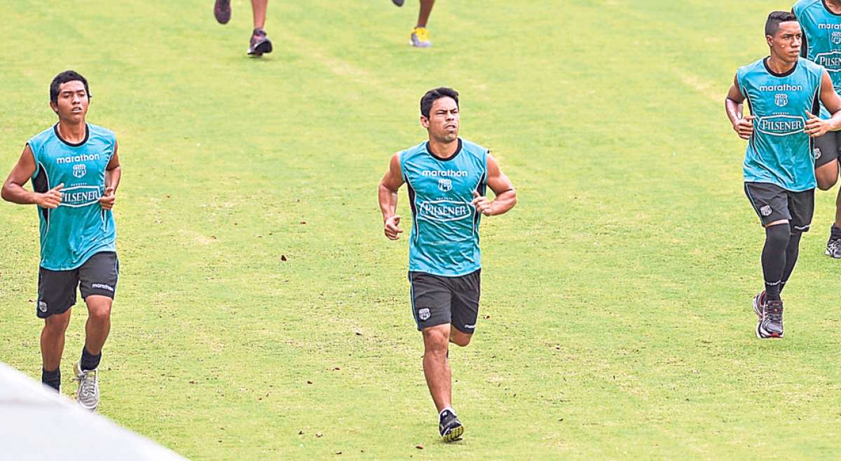 Mat&iacute;as Oyola (centro), capit&aacute;n de Barcelona, fue el portavoz del primer plantel la ma&ntilde;ana de ayer en la sala de prensa del estadio Monumental. Foto: Karly Torres / El Tel&eacute;grafo