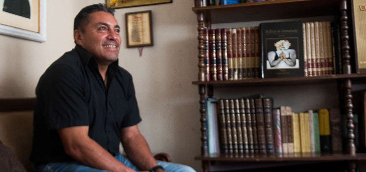 El exfutbolista Jos&eacute; Vicente Moreno en la casa de sus padres, en el sector de La Tola, donde creci&oacute; y se form&oacute; como futbolista desde ni&ntilde;o.
