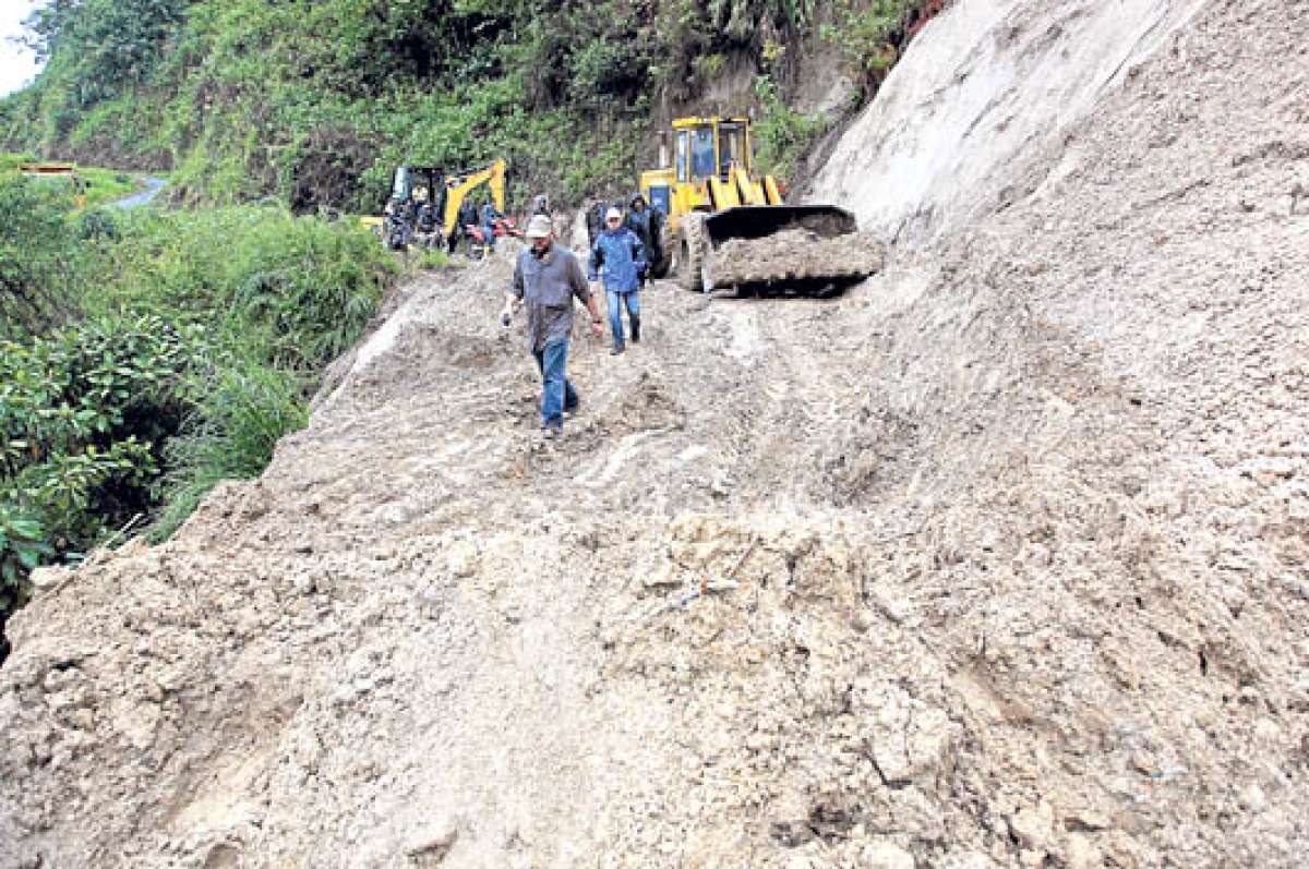 Los t&eacute;cnicos del ENAMI buscan entrar a la zona para realizar estudios ambientales. Foto: Cortes&iacute;a | Gobernaci&oacute;n de Imbabura.