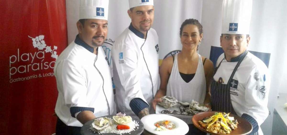 Elena Silva, directora comercial de Playa Para&iacute;so Gastronom&iacute;a & Lodge, presenta los platos que se degustan en la feria desde hoy; la acompa&ntilde;an los chefs de la Asociaci&oacute;n de Chefs del Guayas y Ecuador.