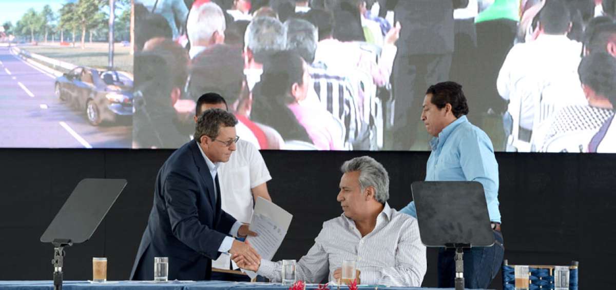 El ministro de Transporte y Obras P&uacute;blicas, Aurelio Hidalgo, saluda al presidente de la Rep&uacute;blica, Len&iacute;n Moreno (centro), tras dar a conocer detalles de los corredores viales.