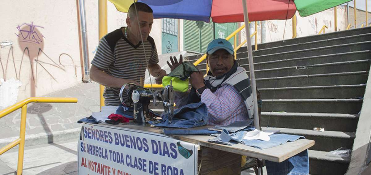 Segundo Campa&ntilde;a, quien labora en las calles de Quito, aprendi&oacute; el oficio para sobrevivir.