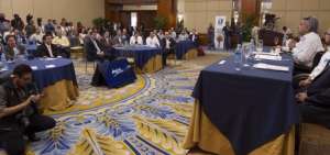 El candidato presidencial durante una reuni&oacute;n con empresarios en Guayaquil.