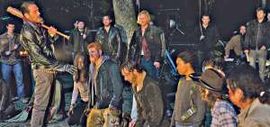 El actor Jeffrey Dean Morgan (con el bate) interpreta a Negan, el antagonista de la serie The Walking Dead, de la cadena estadounidense AMC.