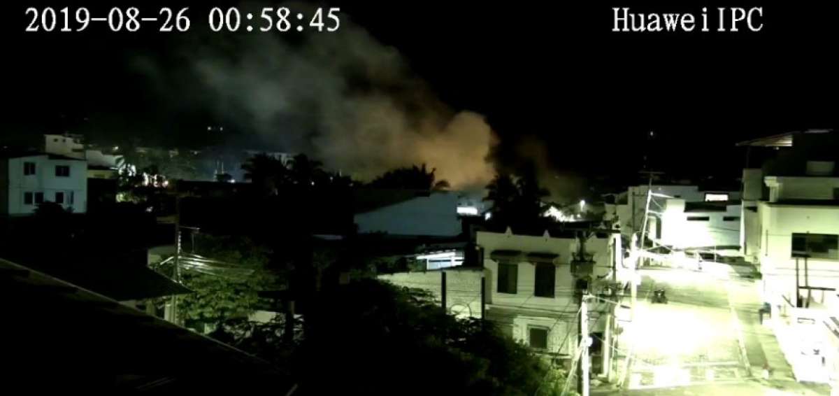 Uno de los incendios fue reportado al ECU 911 San Crst&oacute;bal minutos antes de las 01:00 del lunes 26 de agosto.