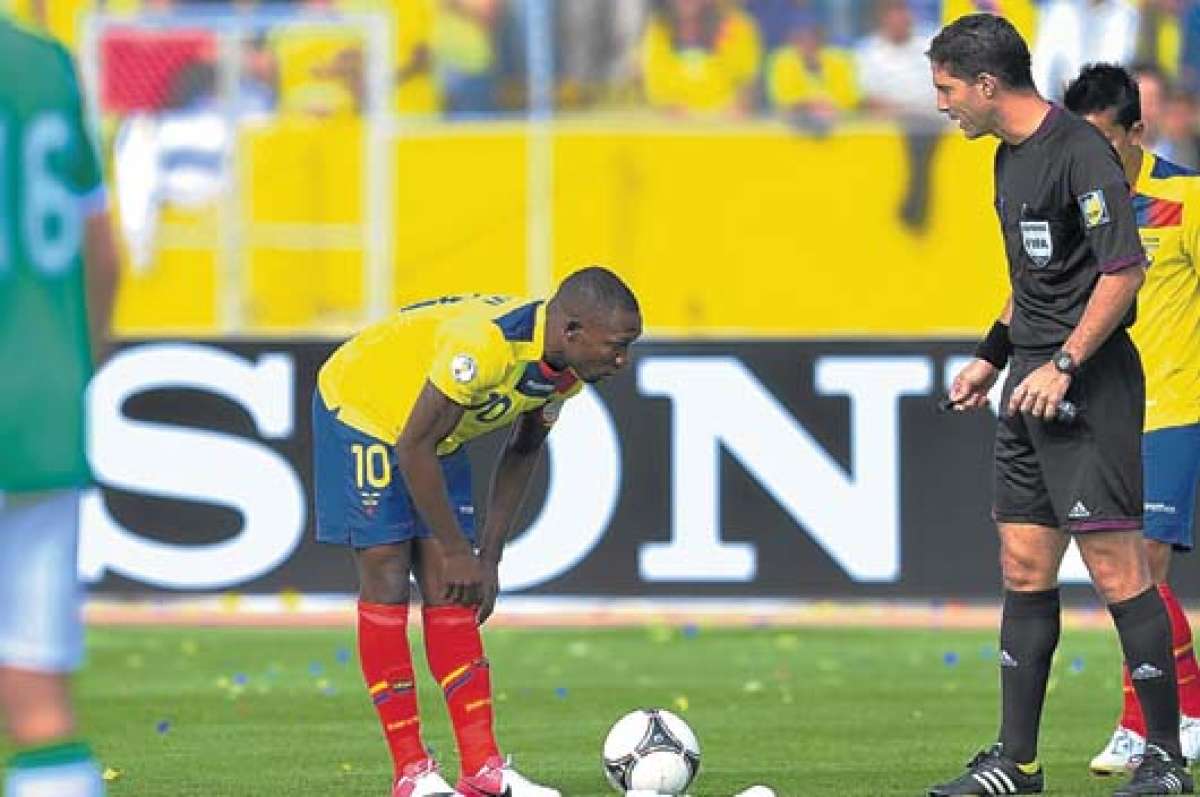  En  las Eliminatorias al Mundial de Brasil se us&oacute; por primera vez el aerosol. En la imagen, Walter Ayov&iacute; ubica el bal&oacute;n en la marca que puso el juez en el c&eacute;sped. 