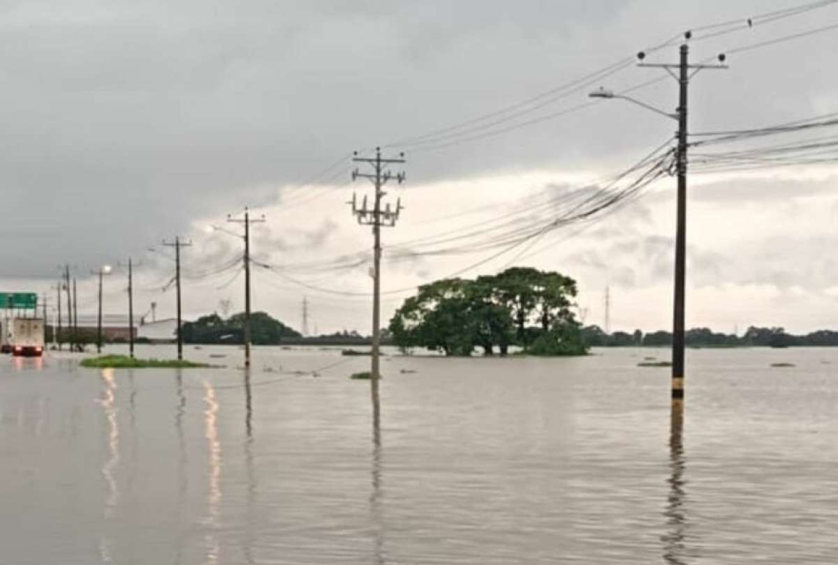 La v&iacute;a Juj&aacute;n - Babahoyo permanece inundada y cerrada al tr&aacute;nsito vehicular. 