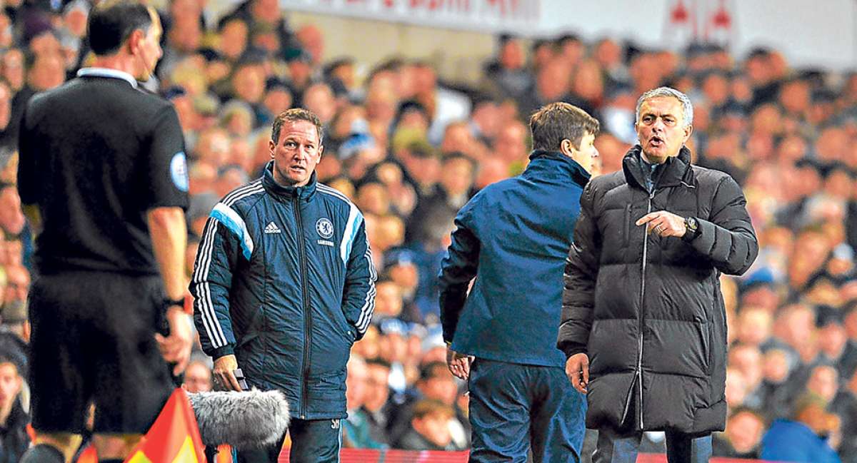 Jos&eacute; Mourinho (d.) discute con el juez de l&iacute;nea durante el &uacute;ltimo encuentro del Chelsea, el pasado jueves. Foto: AFP
