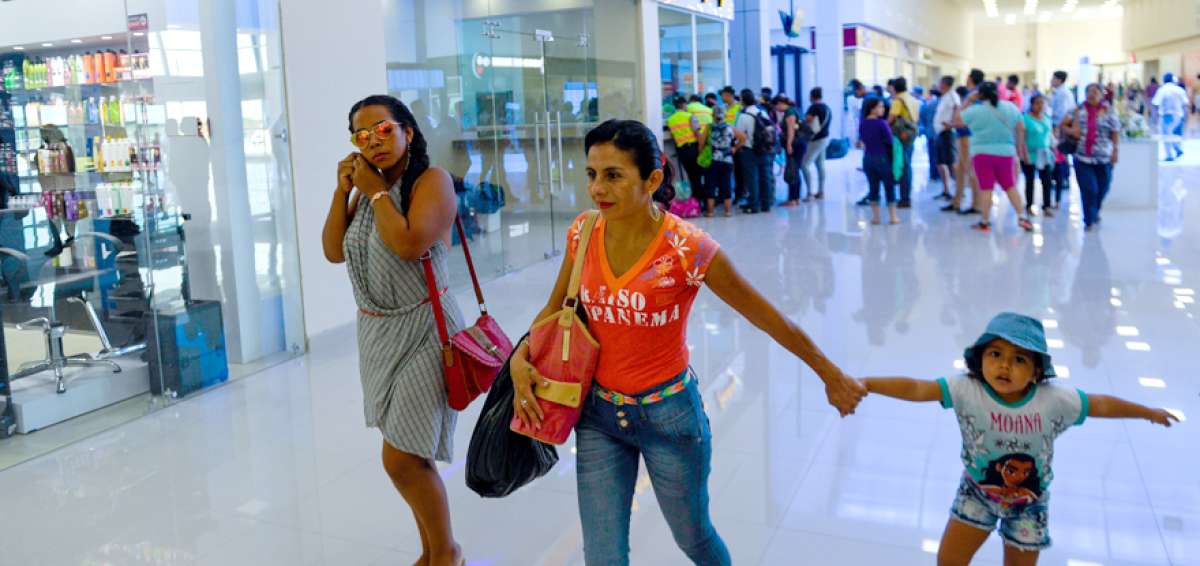 Los ciudadanos caminan por el corredor principal, a los lados est&aacute;n las oficinas de las 26 cooperativas.
