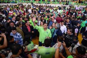El presidente Rafael Correa saluda a los simpatizantes, luego del sufragar, a su lado el prefecto Gustavo Baroja. Foto: &Aacute;lvaro P&eacute;rez / EL TEL&Eacute;GRAFO