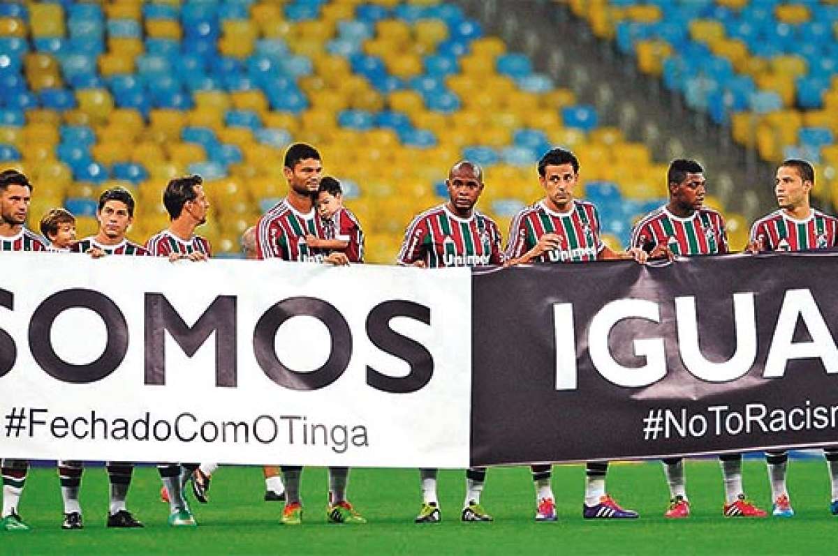 &lsquo;Somos iguales&rsquo; es parte del afiche que desplegaron futbolistas en apoyo a &lsquo;Tinga&rsquo;, quien fue discriminado por su color de piel en Per&uacute;. Foto tomada de www.pstu.org.br