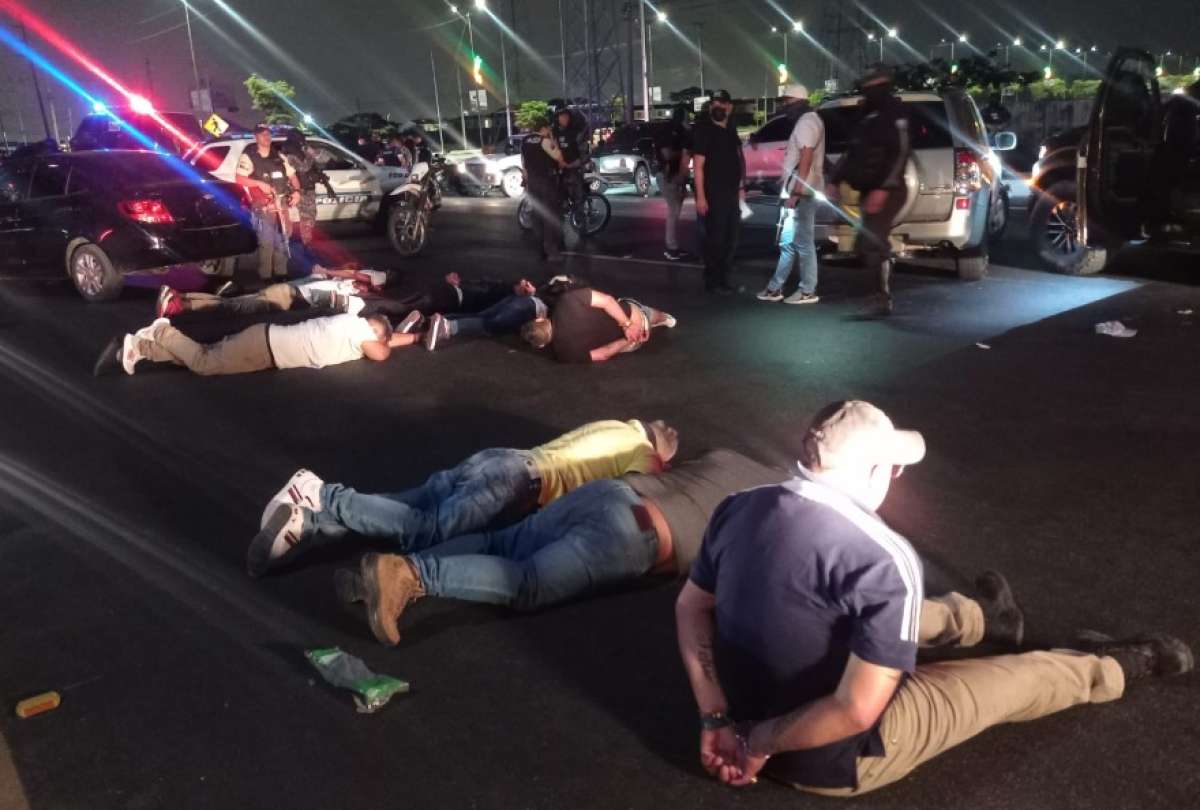 En el operativo, que se desarrolló en la vía a Salitre, se detuvieron a 37 personas, entre ellos, un marino en servicio activo y un integrante del Ejército en servicio pasivo.