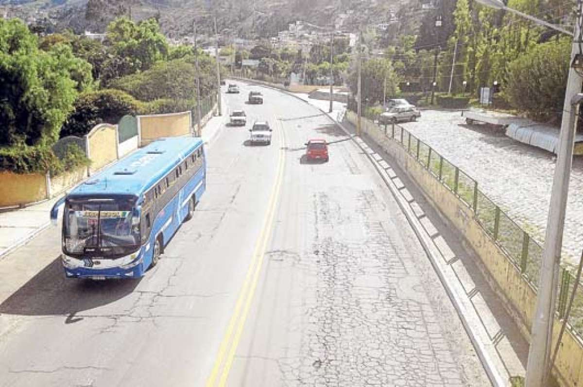 Buses, camionetas y carros particulares utilizan esta v&iacute;a para trasladarse por  Izamba, Atocha, Ficoa, Miraflores y la zona alta de la ciudad. Foto: Jos&eacute; Miguel Castillo/ El Tel&eacute;grafo