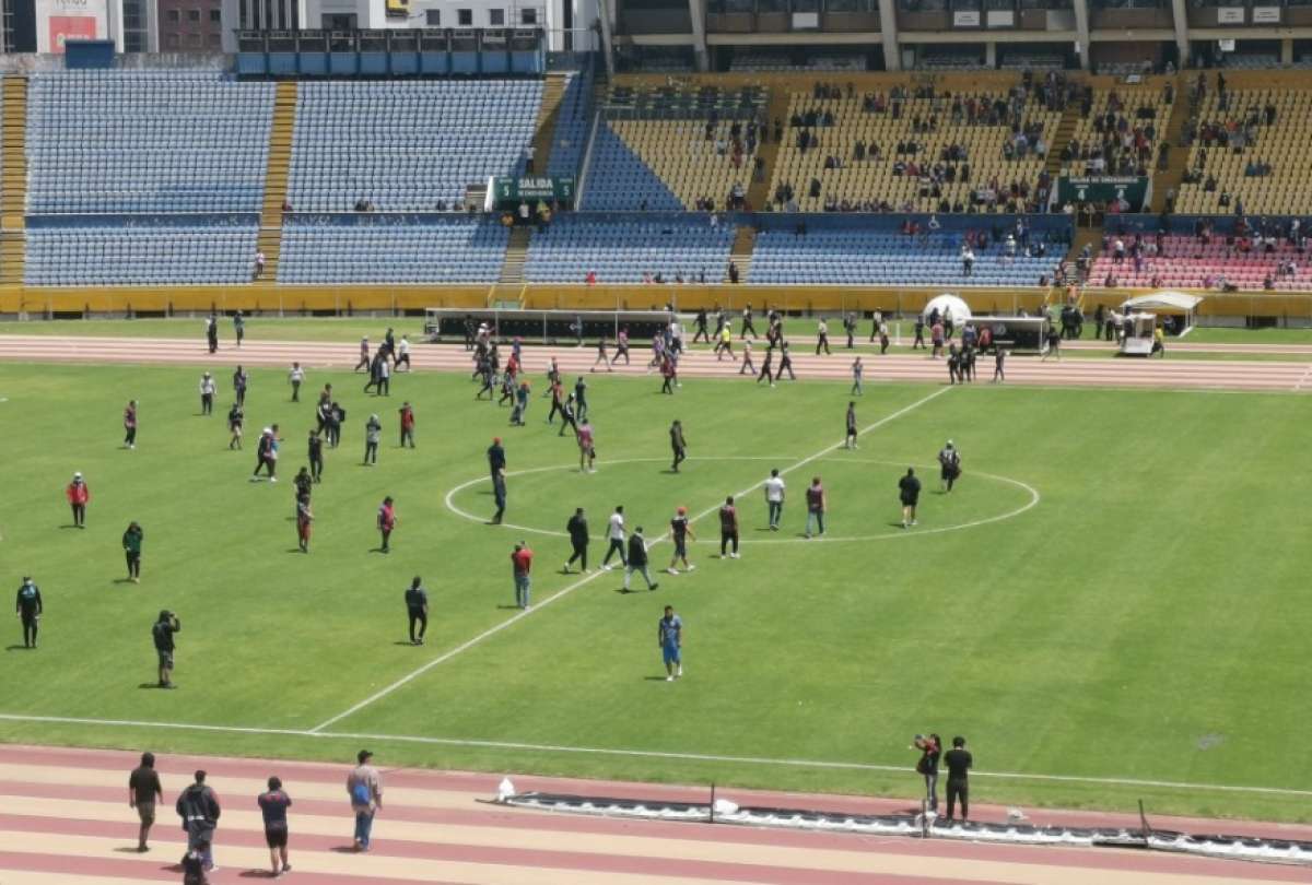 Hinchas del Deportivo Quito ingresaron a la cancha para intentar agredir a los árbitros.
