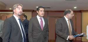 De izquierda a derecha: Felipe Rivadeneira, de Fedexpor; Richard Mart&iacute;nez, de la C&aacute;mara de Industrias; y Henry Kronfle, del Comit&eacute; Empresarial Ecuatoriano. Foto: Miguel Jim&eacute;nez / El Tel&eacute;grafo