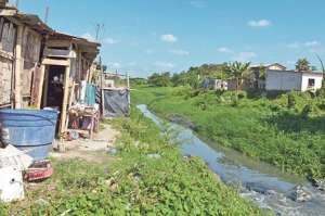 Los moradores de Los Vergeles edifican casas a menos de un metro de distancia de un canal de desfoguen las aguas lluvias. Foto: Jos&eacute; Mor&aacute;n.