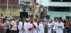 Los feligreses de la parroquia Esp&iacute;ritu Santo recorrieron cuatro calles para celebrar al Cristo Resucitado. 