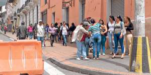 La intersecci&oacute;n de las calles Rocafuerte y Guayaquil es el punto de trabajo de un grupo de mujeres. Miguel Jim&eacute;nez / El Tel&eacute;grafo