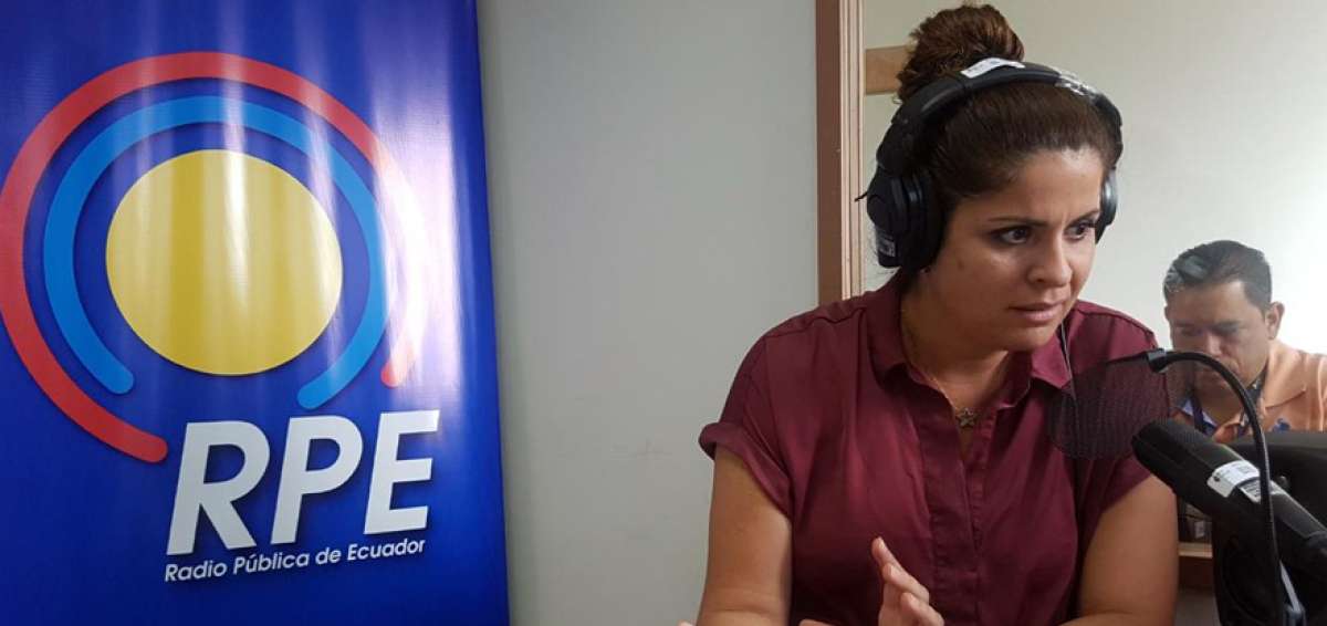 &rarr;Andrea Sotomayor, en la cabina de radio P&uacute;blica FM en Guayaquil; en la entrevista invit&oacute; a la ciudadan&iacute;a a formar parte de la ma&ntilde;ana deportiva.