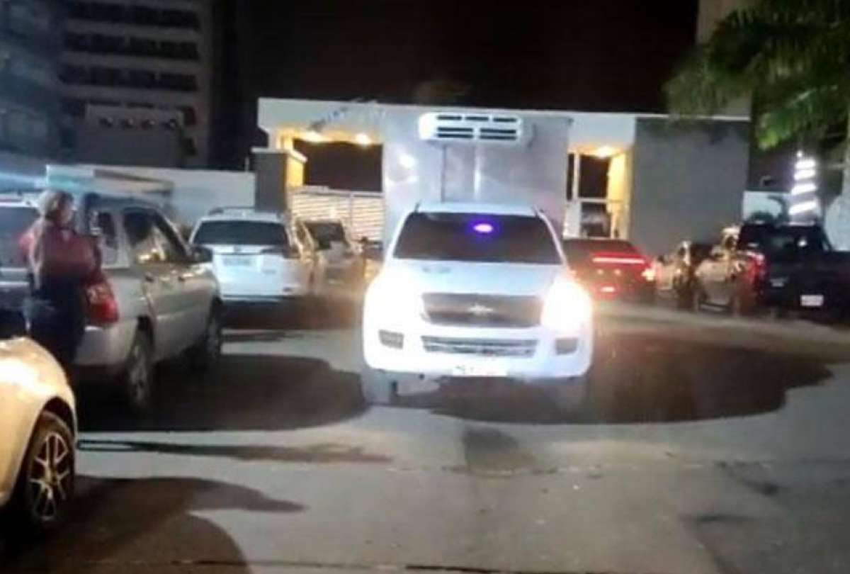 Momento en que lleg&oacute; el veh&iacute;culo de criminal&iacute;stica lleg&oacute; al conjunto en Manta