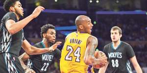 Kobe Bryant no tuvo una buena actuaci&oacute;n y no fue aporte para su equipo durante el partido ante Minnesota. Foto: AFP