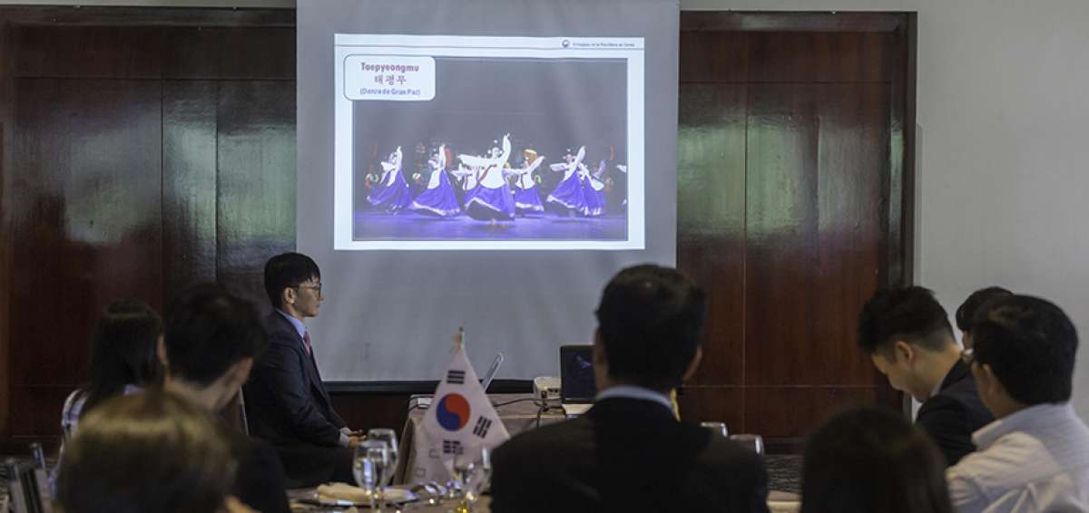Quito: La presentaci&oacute;n del programa de danza tradicional coreana en honor a la amistad entre Ecuador y la Rep&uacute;blica de Correa.