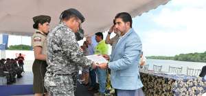 Los polic&iacute;as capacitados en t&eacute;cnicas de detecci&oacute;n de drogas en puertos mar&iacute;timos recibieron un certificado a orillas del r&iacute;o Guayas.
