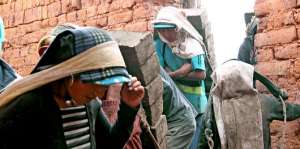 La fabricaci&oacute;n artesanal de ladrillos de adobe es una actividad en la que intervienen varias generaciones de la familia Quishpe. Ellos temen que las nuevas disposiciones de cuidado del medio ambiente los dejen en la desocupaci&oacute;n. Foto: AFP