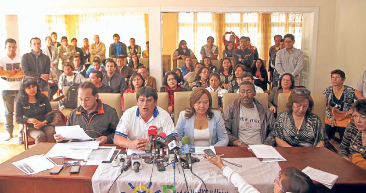En una rueda de prensa ofrecida en Quito, la Red de Maestros anunci&oacute; su participaci&oacute;n en los di&aacute;logos sobre la inequidad social. Foto: Andes