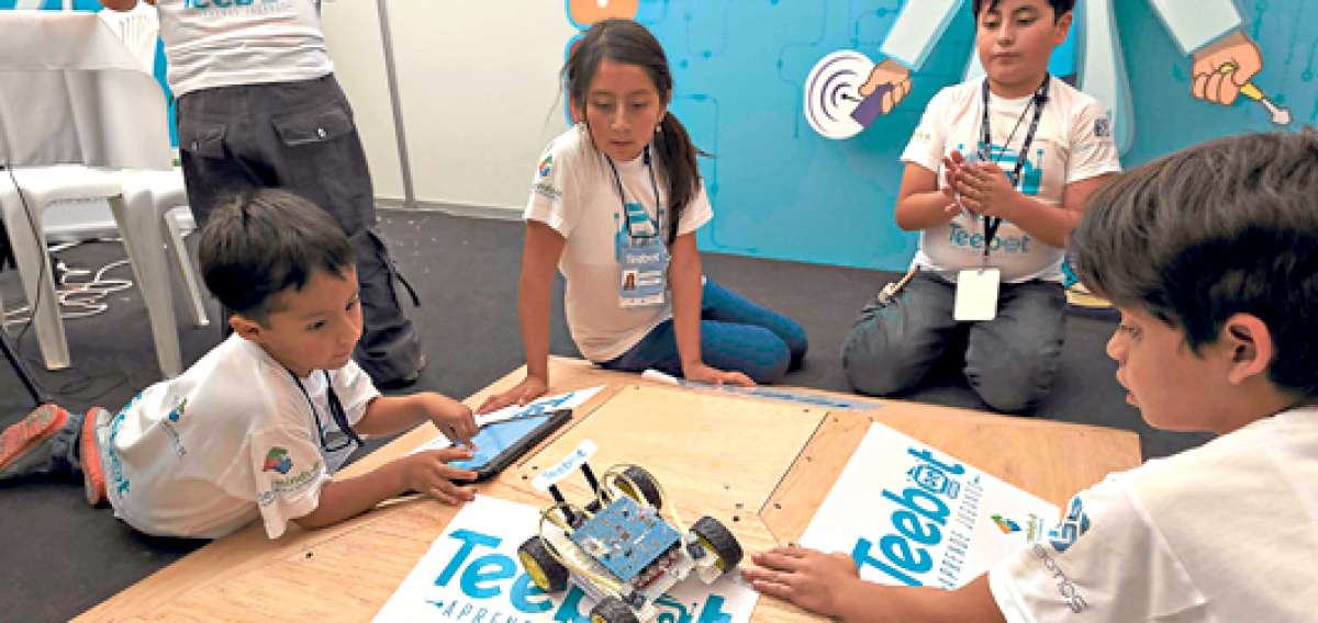 Teebot, el robot presentado en Inn&oacute;polis, puede girar, avanzar y superar obst&aacute;culos. La placa electr&oacute;nica y el ensamblaje son fabricados en Ecuador. Foto: Jhon Guevara / El Tel&eacute;grafo