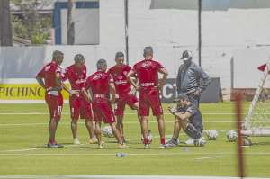 El DT de Liga de Quito, Luis Zubeld&iacute;a (d), prepar&oacute; el partido contra D. Quito antes de conocer la suspensi&oacute;n. Foto: Fernando Sandoval / El Tel&eacute;grafo.