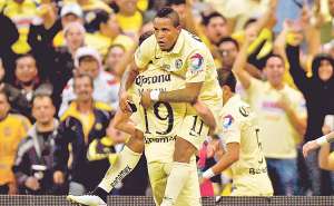 El ecuatoriano Michael Arroyo (11) festeja el primer gol del partido que abri&oacute; la ruta de la victoria; es cargado por su compa&ntilde;ero el mexicano Miguel Lay&eacute;n (19). Foto: AFP