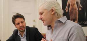 El fundador de WikiLeaks, Julian Assange se reuni&oacute; con el canciller de Ecuador, Guillaume Long. 