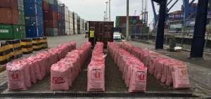 La incautaci&oacute;n de 7,5 toneladas de coca&iacute;na, la m&aacute;s grande del a&ntilde;o, en la Terminal Portuaria de Guayaquil.  La droga estaba oculta  en 500 sacos de balanceado para camar&oacute;n. 