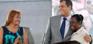 En la ceremonia se entregaron reconocimientos a ciudadanos esmeralde&ntilde;os destacados. 