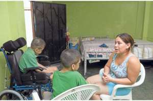 Evelin Garc&iacute;a dej&oacute; de trabajar para dedicarse al cuidado de sus 2 hijos que tienen MPS. Foto: Pilar Vera |  El Tel&eacute;grafo