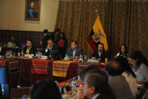 El presidente Rafael Correa se re&uacute;ne con su equipo ministerial, desde las 06:00, en el Palacio de Carondelet. Foto: Tomada de la Presidencia