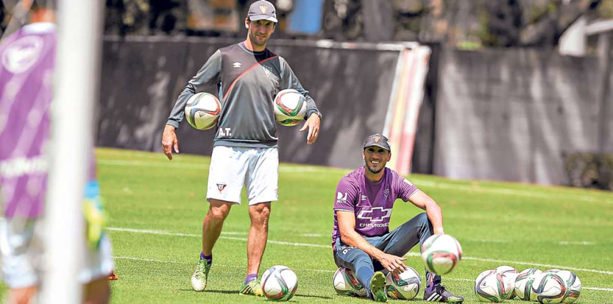El entrenador de Liga de Quito, Luis Zubeld&iacute;a (der.) junto a su asistente, Maximiliano Cuberas, en Pomasqui. Foto: Miguel Jim&eacute;nez / El Tel&eacute;grafo
