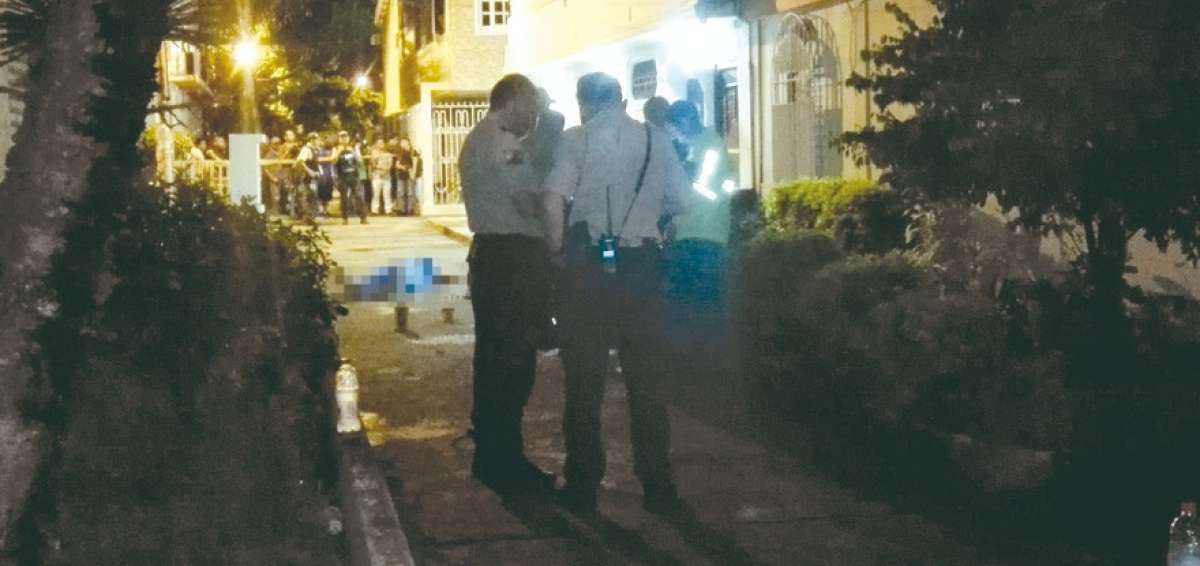 La v&iacute;ctima estaba llegando a su casa cuando fue baleada.