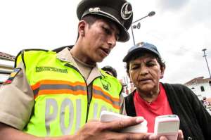 Los agentes del orden de las UPC ense&ntilde;an a los ciudadanos a instalar los botones. Foto: Cortes&iacute;a